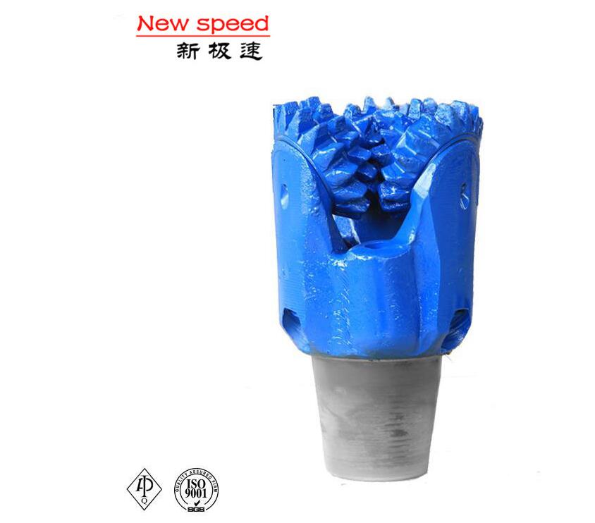 The action and fixing method of water hole of cone bit
